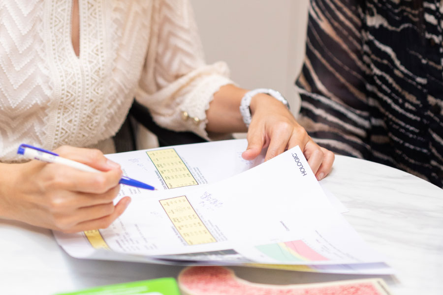 高齡長者與醫師溫暖互動場景